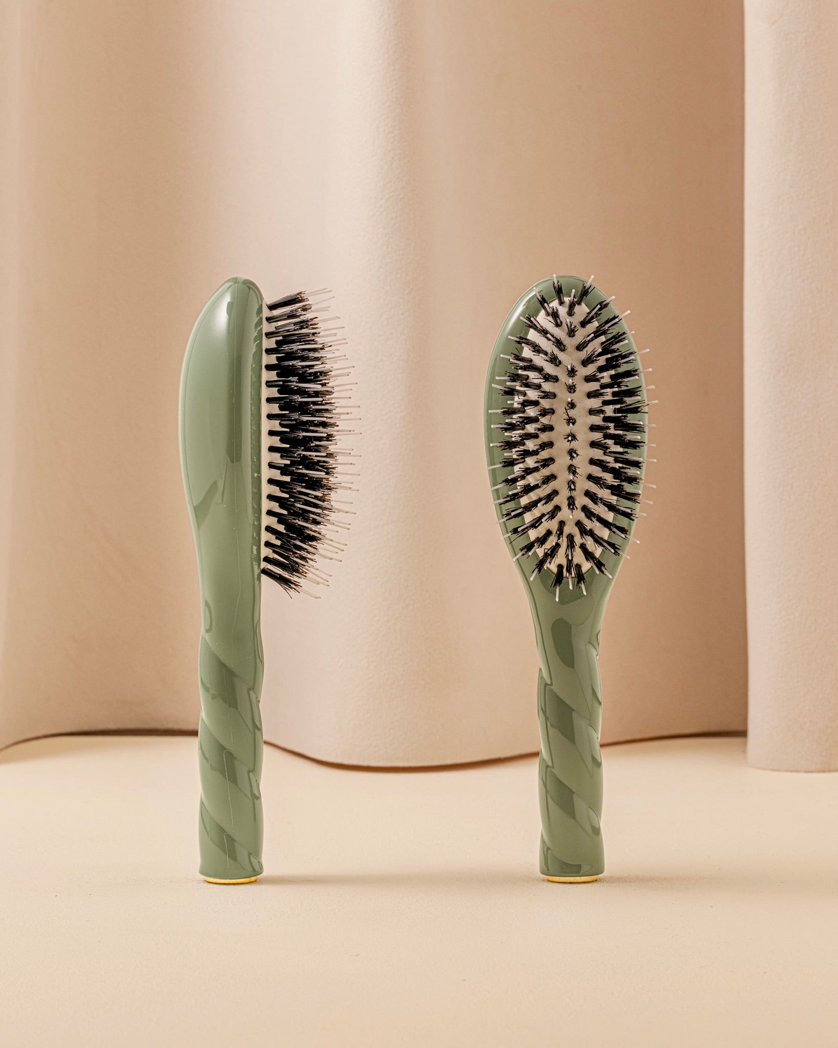 N.02 La Petite Brosse Démêlante & Soin l'Indispensable Vert Amande