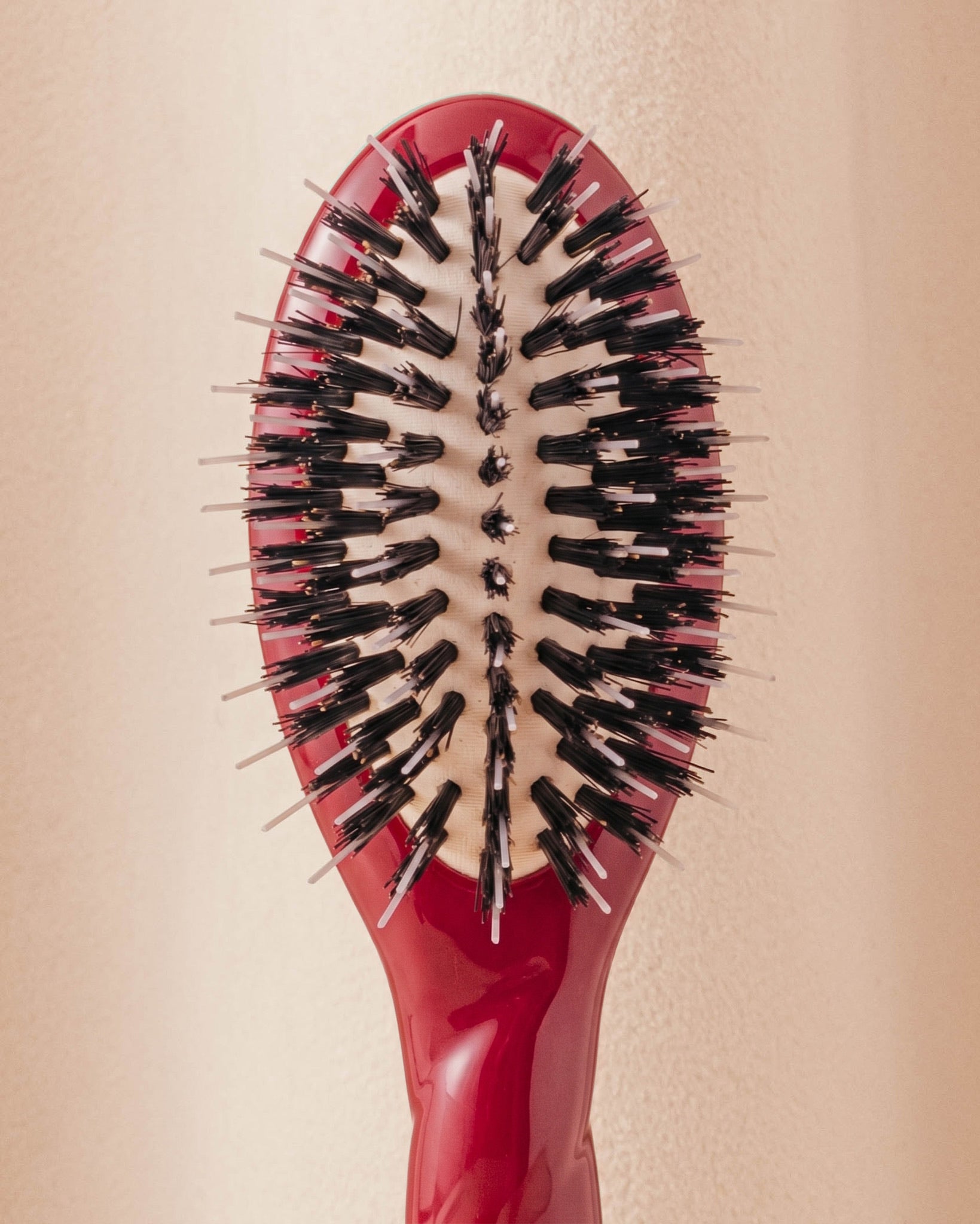 N.02 La Micro Brosse Démêlante & Soin l'Indispensable Rouge Cerise