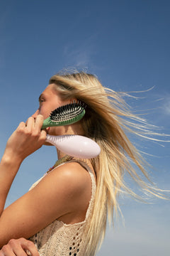 N.02 La Petite Brosse Démêlante & Soin l'Indispensable Vert Amande