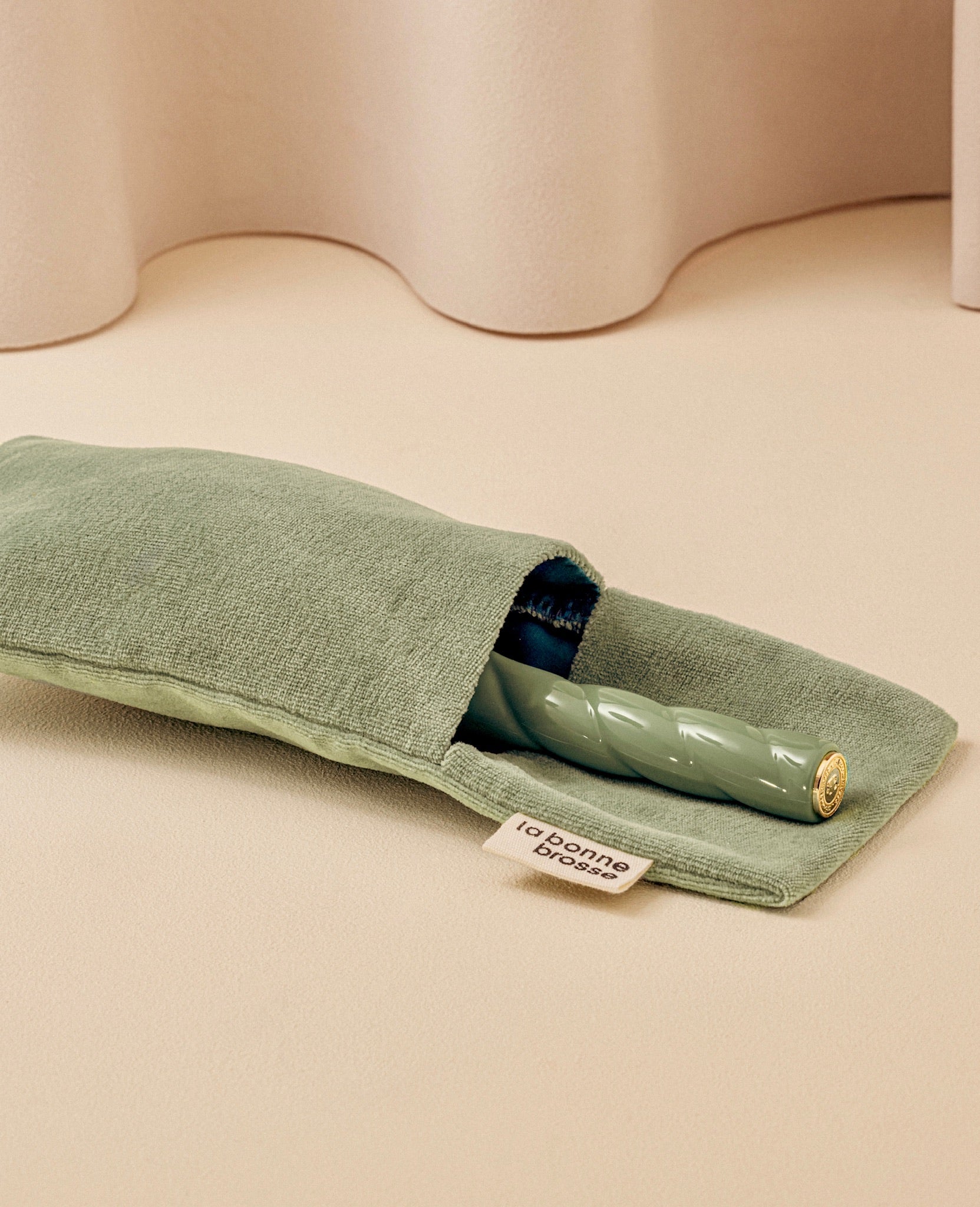 N.02 La Brosse Démêlante & Soin l'Indispensable Vert Amande