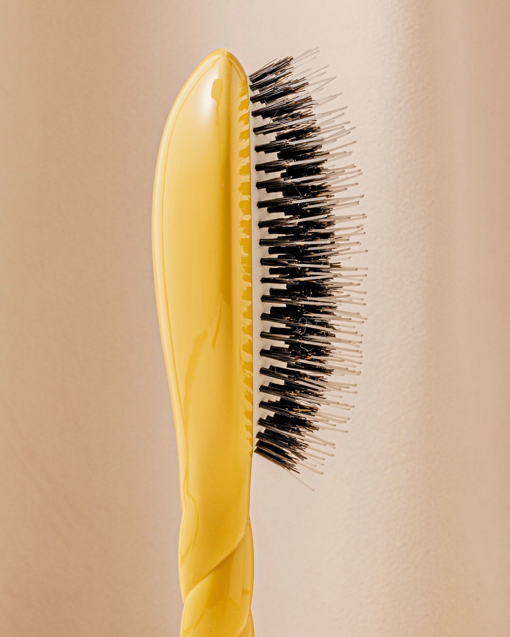 N.02 La Brosse Démêlante & Soin l'Indispensable Jaune Safran